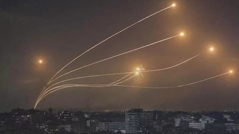 جيش الاحتلال يعلن عن إطلاق إيران لعشرات الصواريخ وتصدي لبعضها. جيش الاحتلال يعلن عن إطلاق إيران لعشرات الصواريخ وتصدي لبعضها.