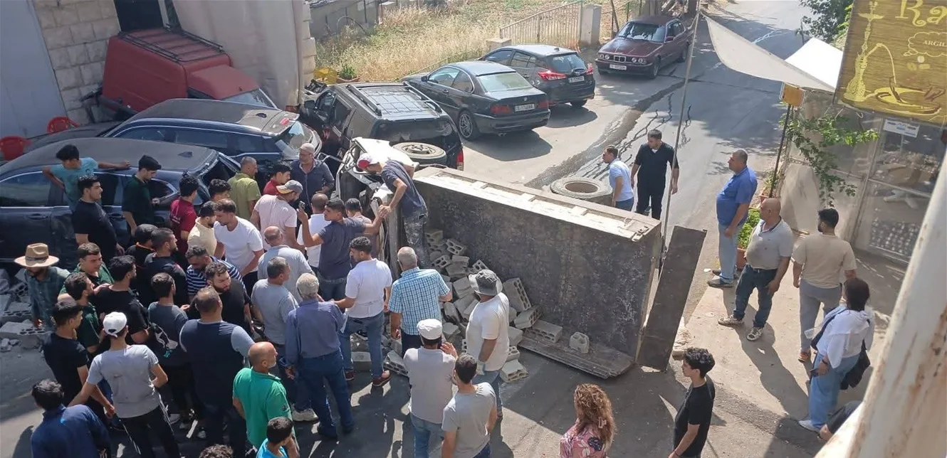 حادث خطير في دوار حمانا… انقلاب شاحنة وتصادم مع عدة مركبات حادث خطير في دوار حمانا… انقلاب شاحنة وتصادم مع عدة مركبات