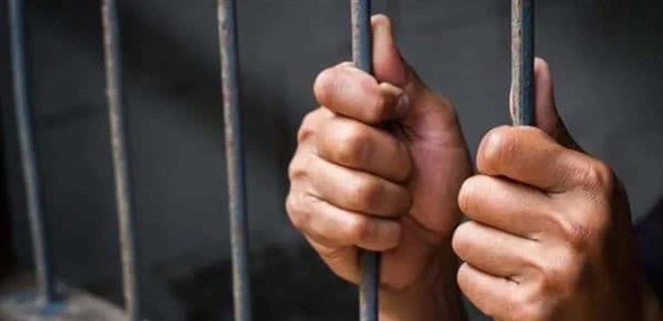 حاولوا تهريب المخدرات إلى سجين، ولكن قوات الأمن تصدت لهم. حاولوا تهريب المخدرات إلى سجين، ولكن قوات الأمن تصدت لهم.