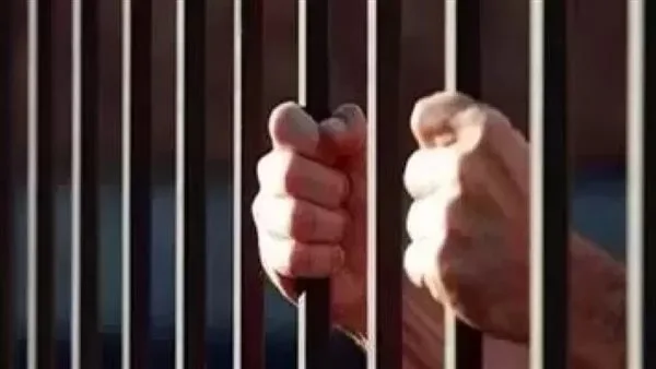 حبس 8 شباب 3 سنوات بتهمة “التفحيط” بسياراتهم. حبس 8 شباب 3 سنوات بتهمة “التفحيط” بسياراتهم.