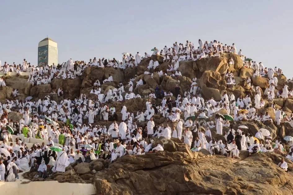 حجاج الإمارات يتجمعون في صعيد عرفات لأداء الركن الأساسي من فريضة الحج.