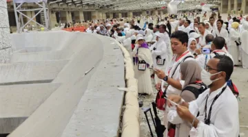 حجاج الجمعيات الأهلية يلقون الجمرات في اليوم الأول من أيام التشريق بتنظيم ممتاز