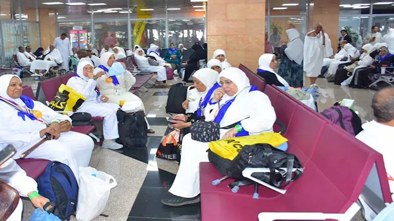 حجاج القرعة يثنون على جهود بعثة وزارة الداخلية في توفير الراحة لهم حجاج القرعة يثنون على جهود بعثة وزارة الداخلية في توفير الراحة لهم