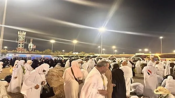 حجاج القرعة يستمرون في رمي الجمرات خلال اليوم الأول من أيام التشريق حجاج القرعة يستمرون في رمي الجمرات خلال اليوم الأول من أيام التشريق