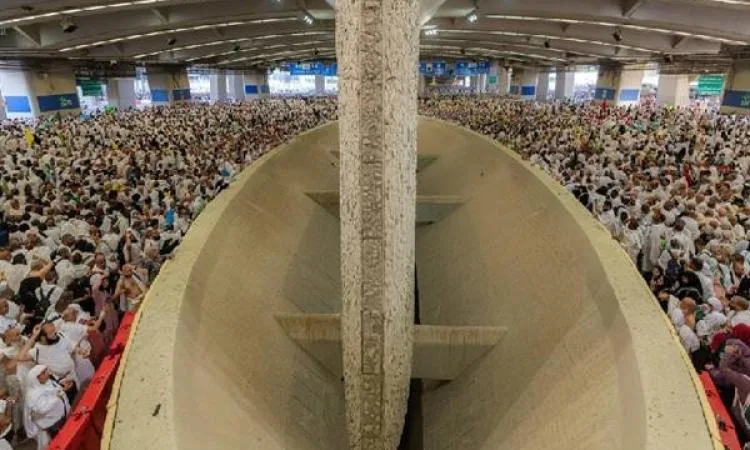 حجاج القرعة يستمرون في رمي الجمرات خلال اليوم الثاني من أيام التشريق