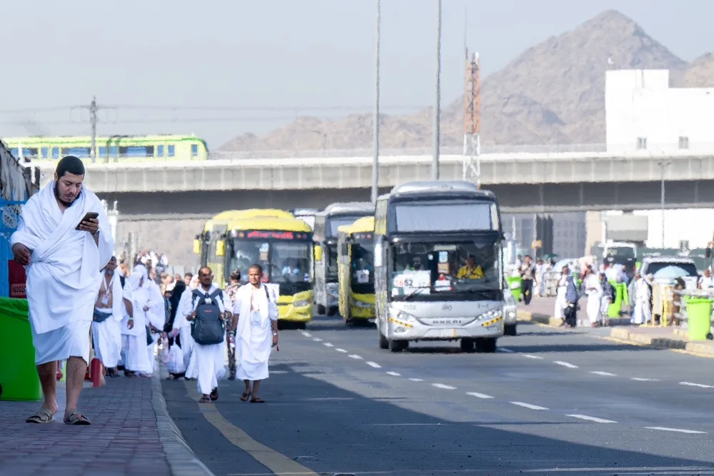 حجاج بيت الله الحرام يبدؤون مناسك الحج في يوم التروية بمشعر منى حجاج بيت الله الحرام يبدؤون مناسك الحج في يوم التروية بمشعر منى