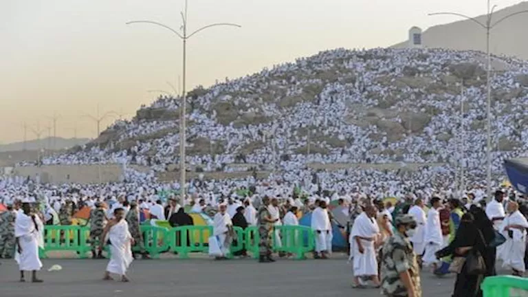 حجاج بيت الله الحرام يتوجهون من عرفات إلى مزدلفة حجاج بيت الله الحرام يتوجهون من عرفات إلى مزدلفة