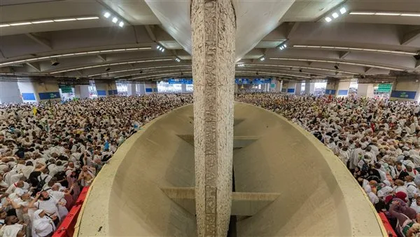 حجاج بيت الله الحرام يجرون رمي الجمرات الثلاث في بدء أيام التشريق