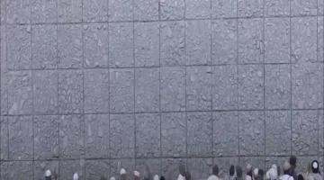 حجاج بيت الله الحرام يقذفون الجمرات الثلاث في اليوم الأول من أيام التشريق.