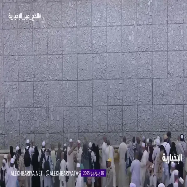 حجاج بيت الله الحرام يقذفون الجمرات الثلاث في اليوم الأول من أيام التشريق. حجاج بيت الله الحرام يقذفون الجمرات الثلاث في اليوم الأول من أيام التشريق.