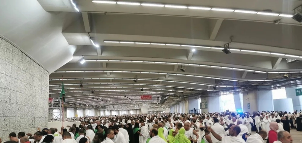 حجاج بيت الله الحرام يقومون برمي الجمرات في اليوم الأول من أيام التشريق حجاج بيت الله الحرام يقومون برمي الجمرات في اليوم الأول من أيام التشريق