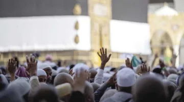 حجاج بيت الله الحرام يقومون بطواف الإفاضة في أجواء روحانية.