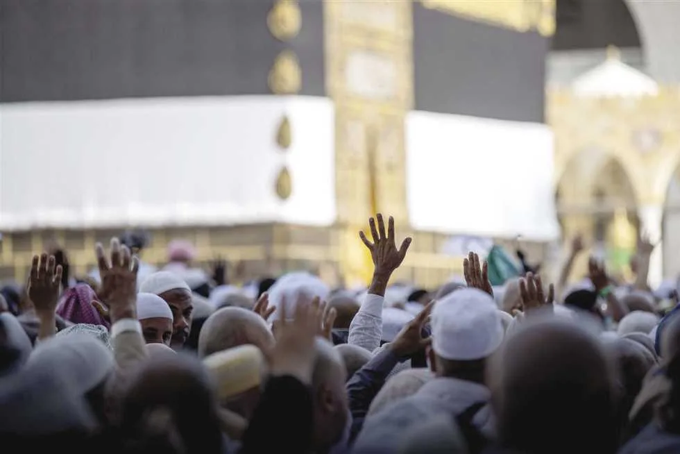 حجاج بيت الله الحرام يقومون بطواف الإفاضة في أجواء روحانية. حجاج بيت الله الحرام يقومون بطواف الإفاضة في أجواء روحانية.