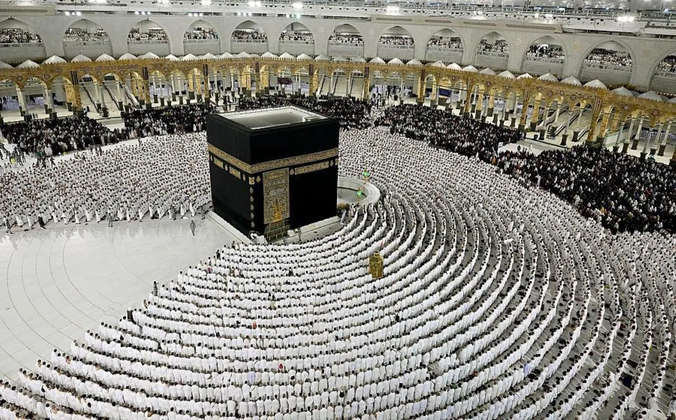 حجاج بيت الله الحرام ينفذون طواف الإفاضة في أجواء روحانية حجاج بيت الله الحرام ينفذون طواف الإفاضة في أجواء روحانية