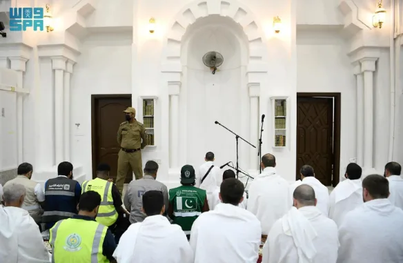حجاج بيت الله يؤدون صلاتي المغرب والعشاء في مزدلفة مع توفير خدمات شاملة حجاج بيت الله يؤدون صلاتي المغرب والعشاء في مزدلفة مع توفير خدمات شاملة