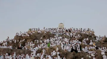 حجاج بيت الله يباشرون الركن الأساسي للحج وينتقلون إلى مزدلفة