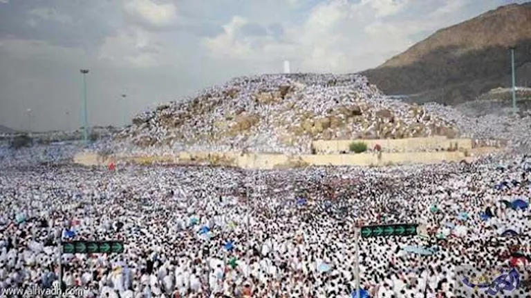 حجاج بيت الله يتواصلون في الوصول إلى عرفات لأداء أهم شعائر الحج. حجاج بيت الله يتواصلون في الوصول إلى عرفات لأداء أهم شعائر الحج.