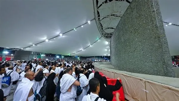 حجاج بيت الله يلقون حجر الجمرات الكبرى في منى حجاج بيت الله يلقون حجر الجمرات الكبرى في منى