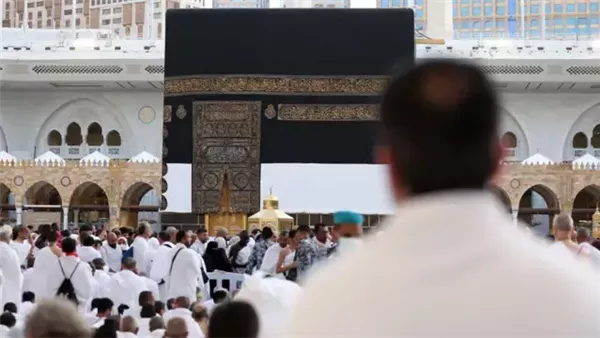 حجاج بيت الله يمارسون رمي جمرة العقبة الكبرى بعد انتهاء تفويجهم إلى منى