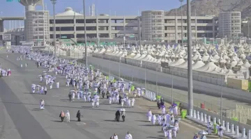 حجاج بيت الله ينتقلون إلى مشعر منى للاحتفال بيوم التروية.