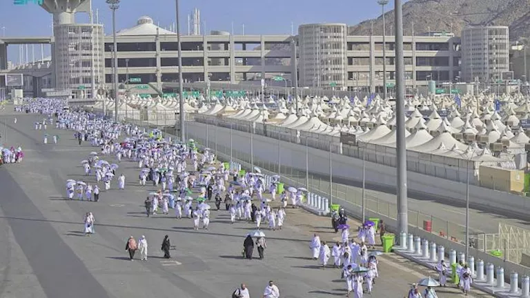 حجاج بيت الله ينتقلون إلى مشعر منى للاحتفال بيوم التروية. حجاج بيت الله ينتقلون إلى مشعر منى للاحتفال بيوم التروية.