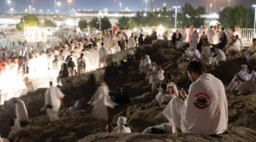 حجيج الجمعيات الأهلية ينطلقون نحو مزدلفة عند غروب شمس يوم عرفة