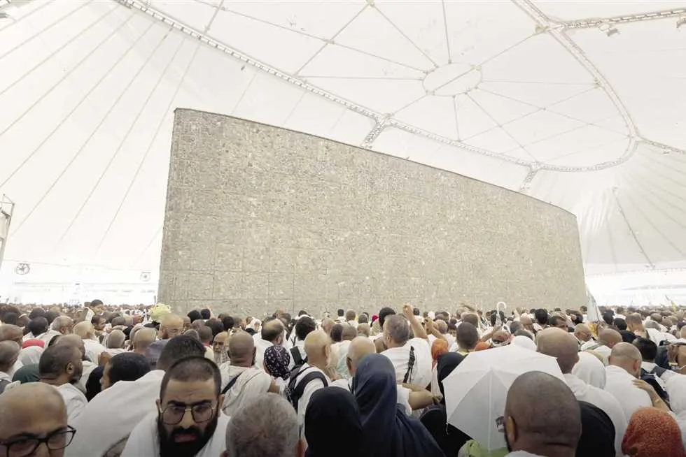 حجيج بيت الله الحرام يقومون برمي الجمرات الثلاث في بداية أيام التشريق. حجيج بيت الله الحرام يقومون برمي الجمرات الثلاث في بداية أيام التشريق.