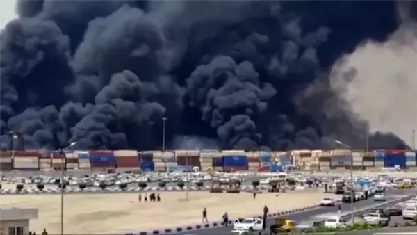 حرائق ودخان كثيف نتيجة هجوم إسرائيلي على منشآت الغاز في إيران حرائق ودخان كثيف نتيجة هجوم إسرائيلي على منشآت الغاز في إيران