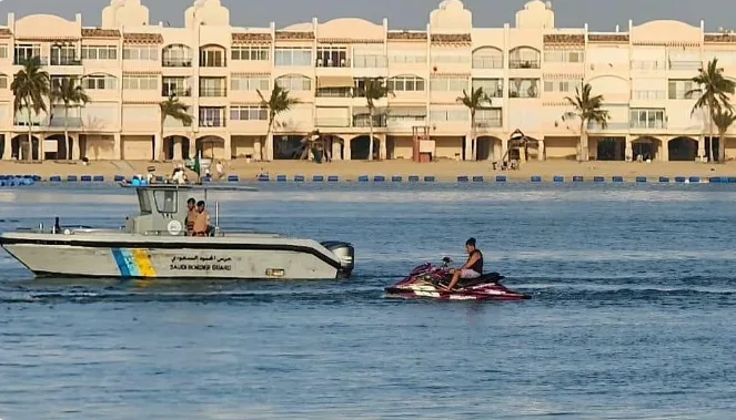 حرس الحدود في منطقة مكة المكرمة ينجح في إنقاذ مواطن بعد تعطل قاربه في البحر. حرس الحدود في منطقة مكة المكرمة ينجح في إنقاذ مواطن بعد تعطل قاربه في البحر.