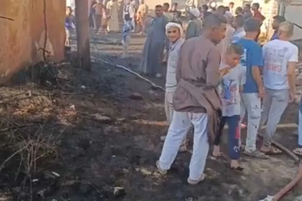 حريق في فناء وأشجار النخيل بقرية طوخ في قنا.. و إرسال 6 سيارات إطفاء للسيطرة عليه حريق في فناء وأشجار النخيل بقرية طوخ في قنا.. و إرسال 6 سيارات إطفاء للسيطرة عليه