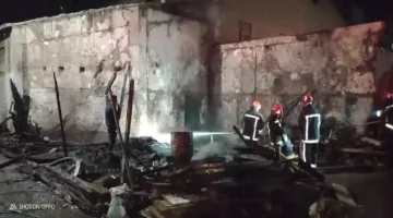 حريق في نفايات كرتونية وسيارات مهجورة على قطعة أرض في الهرم