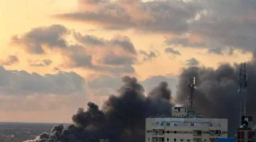 حريق كبير ي devastates طابقًا سكنيًا في برج قريب من محطة وقود في الفيوم وإصابة 5 أفراد.
