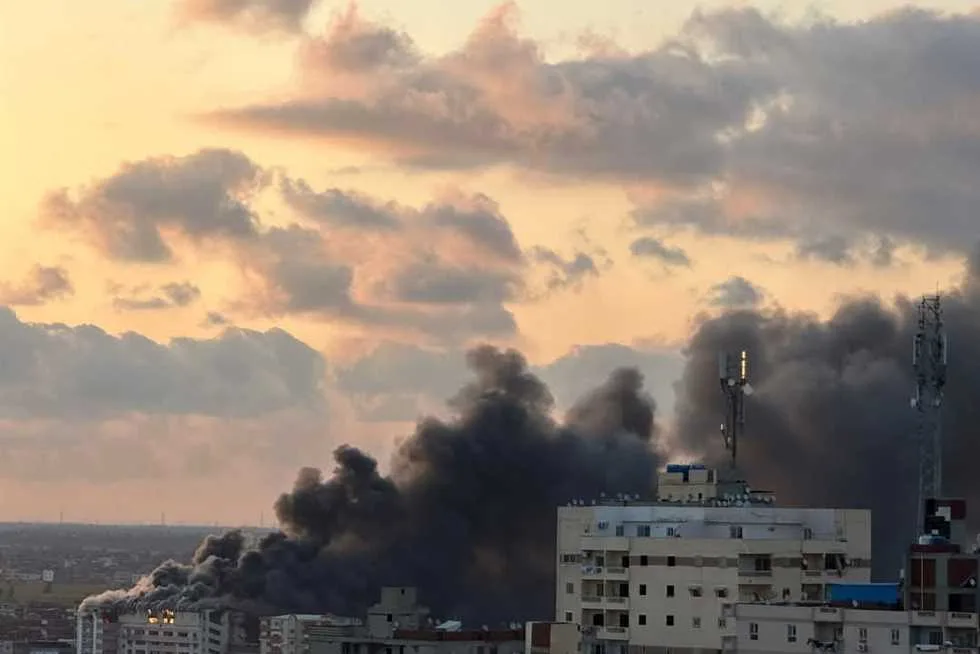 حريق كبير ي devastates طابقًا سكنيًا في برج قريب من محطة وقود في الفيوم وإصابة 5 أفراد. حريق كبير ي devastates طابقًا سكنيًا في برج قريب من محطة وقود في الفيوم وإصابة 5 أفراد.