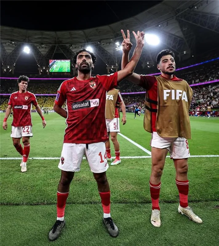 حسين الشحات يرسل تحية خاصة لأكرم توفيق بعد مغادرته الأهلي حسين الشحات يرسل تحية خاصة لأكرم توفيق بعد مغادرته الأهلي