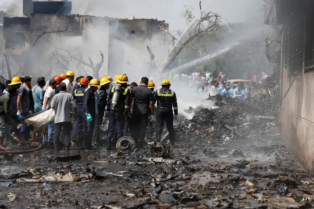 حصيلة حادث الطائرة الهندية تتجاوز 290 قتيلاً ونجاة أحد الركاب. حصيلة حادث الطائرة الهندية تتجاوز 290 قتيلاً ونجاة أحد الركاب.