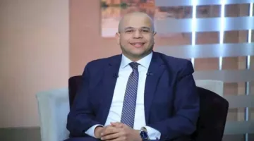 حكم الصلاة في اتجاه القبلة بطريقة خاطئة؟… إجابة أسامة قابيل
