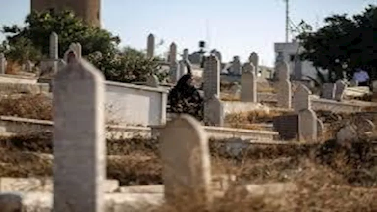 حكم زيارة المقابر في الأعياد وهل يُمنع الذهاب إليها للمرأة أثناء الحيض؟