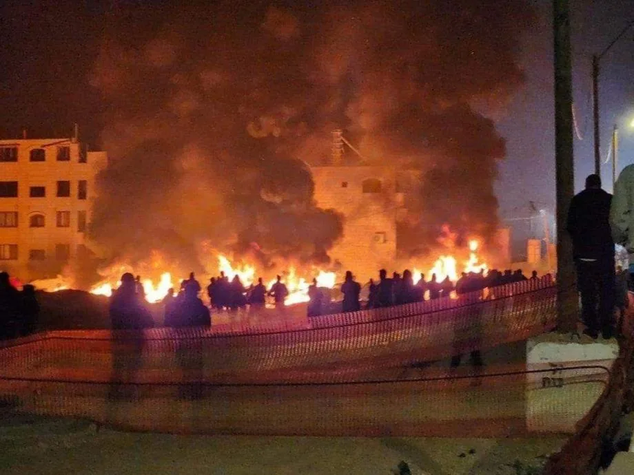 حماس: اعتداء المستوطنين على دير دبوان يُعَدّ جزءاً من سياسة تهويدية استئصالية. حماس: اعتداء المستوطنين على دير دبوان يُعَدّ جزءاً من سياسة تهويدية استئصالية.