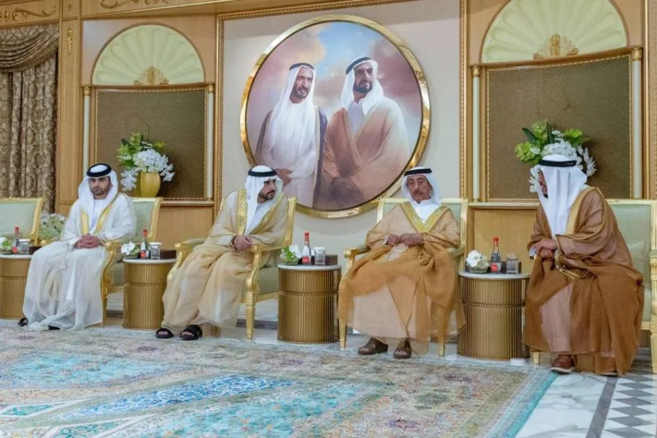 حمدان بن محمد يستقبل المهنئين بمناسبة عيد الأضحى في مجلس زعبيل بدبي. حمدان بن محمد يستقبل المهنئين بمناسبة عيد الأضحى في مجلس زعبيل بدبي.