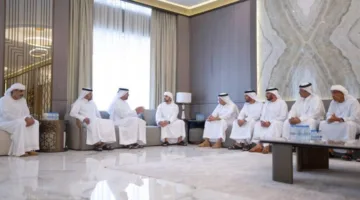 حمدان بن محمد يقدم تعازيه في وفاة والدة راشد ثاني المطروشي