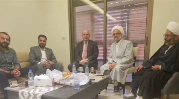 حمدان وخلف ومجموعة من الشخصيات قاموا بزيارة الشيخ عودة للاطمئنان على صحته.