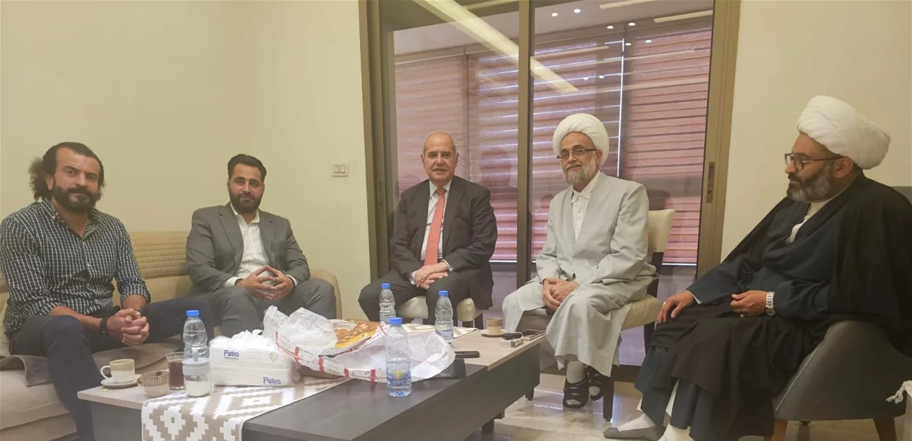 حمدان وخلف ومجموعة من الشخصيات قاموا بزيارة الشيخ عودة للاطمئنان على صحته. حمدان وخلف ومجموعة من الشخصيات قاموا بزيارة الشيخ عودة للاطمئنان على صحته.