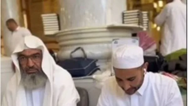 حنان ترك وحلا شيحة تؤازران أحمد سعد خلال دروس حفظ القرآن في الحرم النبوي حنان ترك وحلا شيحة تؤازران أحمد سعد خلال دروس حفظ القرآن في الحرم النبوي