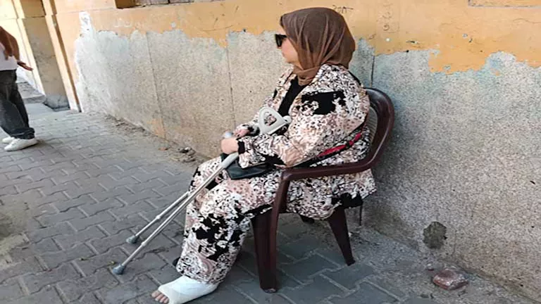 خالة تعزز ابن شقيقتها في امتحانات الثانوية العامة بالزقازيق رغم كسر قدمها خالة تعزز ابن شقيقتها في امتحانات الثانوية العامة بالزقازيق رغم كسر قدمها