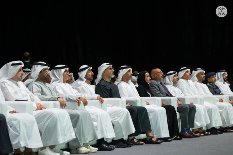 خالد بن محمد بن زايد: الإمارات تعمل على بناء جيل متميز من الكفاءات المدربة. خالد بن محمد بن زايد: الإمارات تعمل على بناء جيل متميز من الكفاءات المدربة.