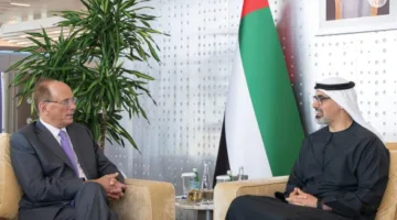 خالد بن محمد بن زايد ومدير شركة «بلاك روك» يتناقشان حول إدارة الأصول والاستثمار المستدام