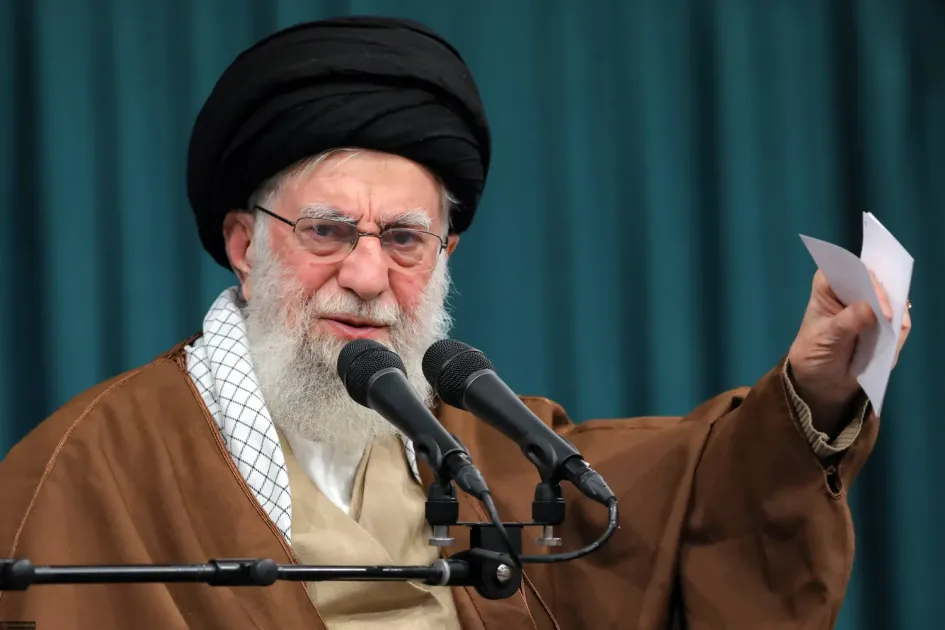 خامنئي يَعِد بـ«انتقام شديد» من الهجوم الإسرائيلي على إيران خامنئي يَعِد بـ«انتقام شديد» من الهجوم الإسرائيلي على إيران