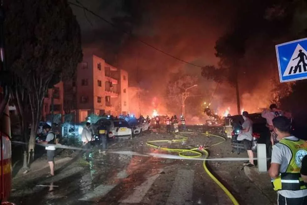 خبير: التوترات بين إيران وإسرائيل تؤثر على أمن الطاقة والملاحة في البحر الأحمر خبير: التوترات بين إيران وإسرائيل تؤثر على أمن الطاقة والملاحة في البحر الأحمر