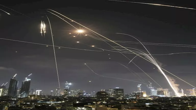 خبير في العلاقات الدولية: التوتر بين إسرائيل وإيران يمثل “حربًا مفتوحة” خبير في العلاقات الدولية: التوتر بين إسرائيل وإيران يمثل “حربًا مفتوحة”