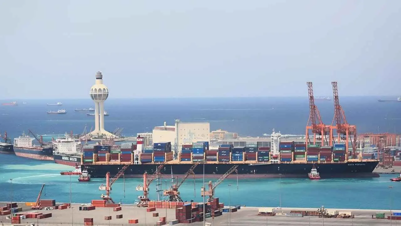 خدمة شحن مبتكرة تعزز الاتصال بين ميناء جدة الإسلامي ودول الهند ومصر وتركيا خدمة شحن مبتكرة تعزز الاتصال بين ميناء جدة الإسلامي ودول الهند ومصر وتركيا